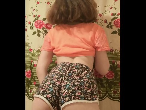❤️ Giovane pupa sexy fa uno striptease riprendendo i suoi pantaloncini alla telecamera Porno fbal it.pornobot.ru ☑