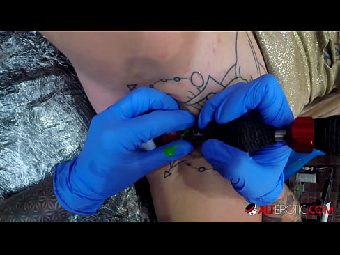 ❤️ Estremamente tatuato hottie Sully Savage ottenuto un tatuaggio sul suo clitoride Porno fbal it.pornobot.ru ☑